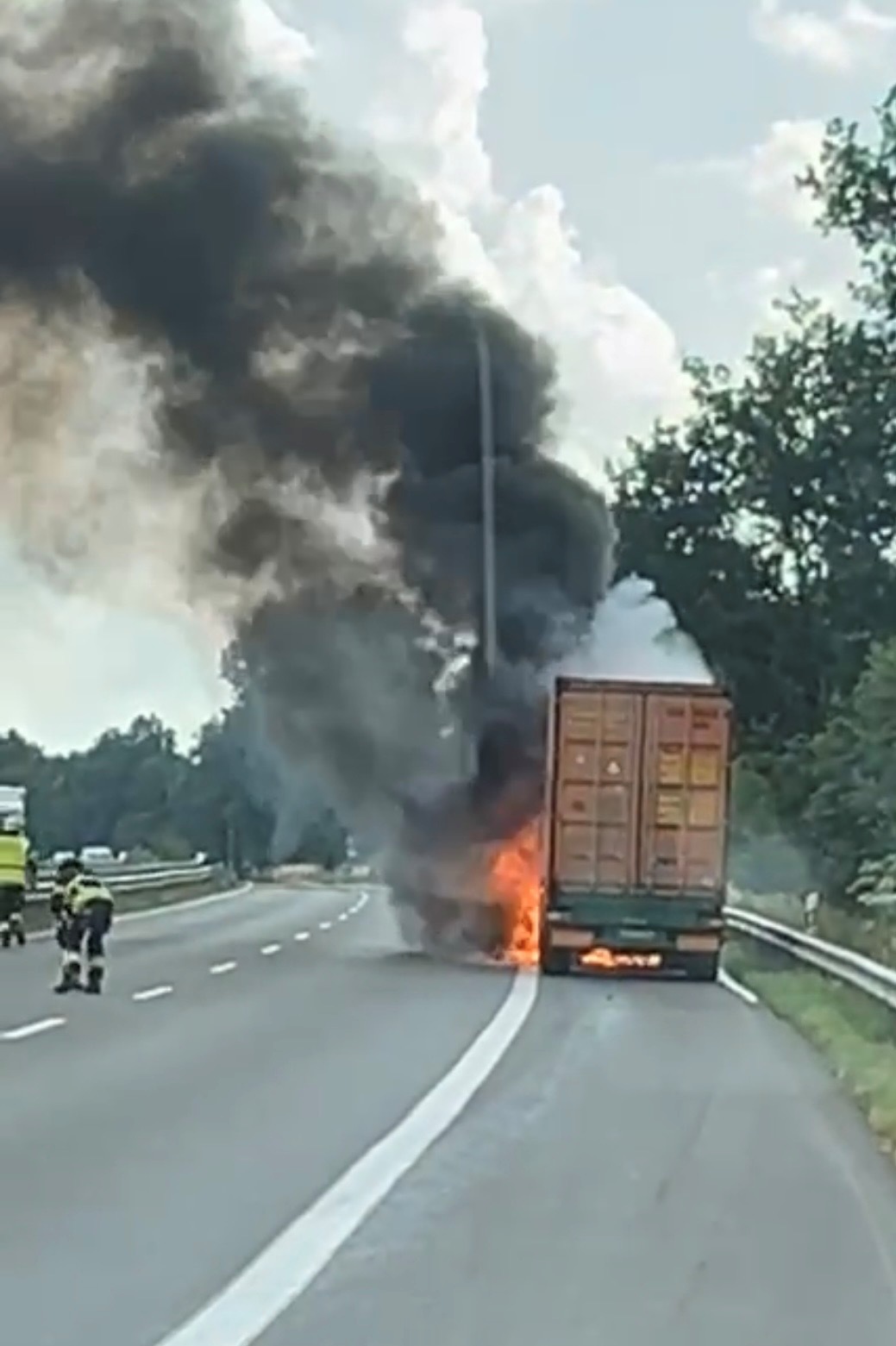 Einsatzfoto Feuer FK2 brennt LKW